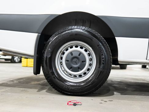 Used 2025 Mercedes-Benz Sprinter 2500 image 10
