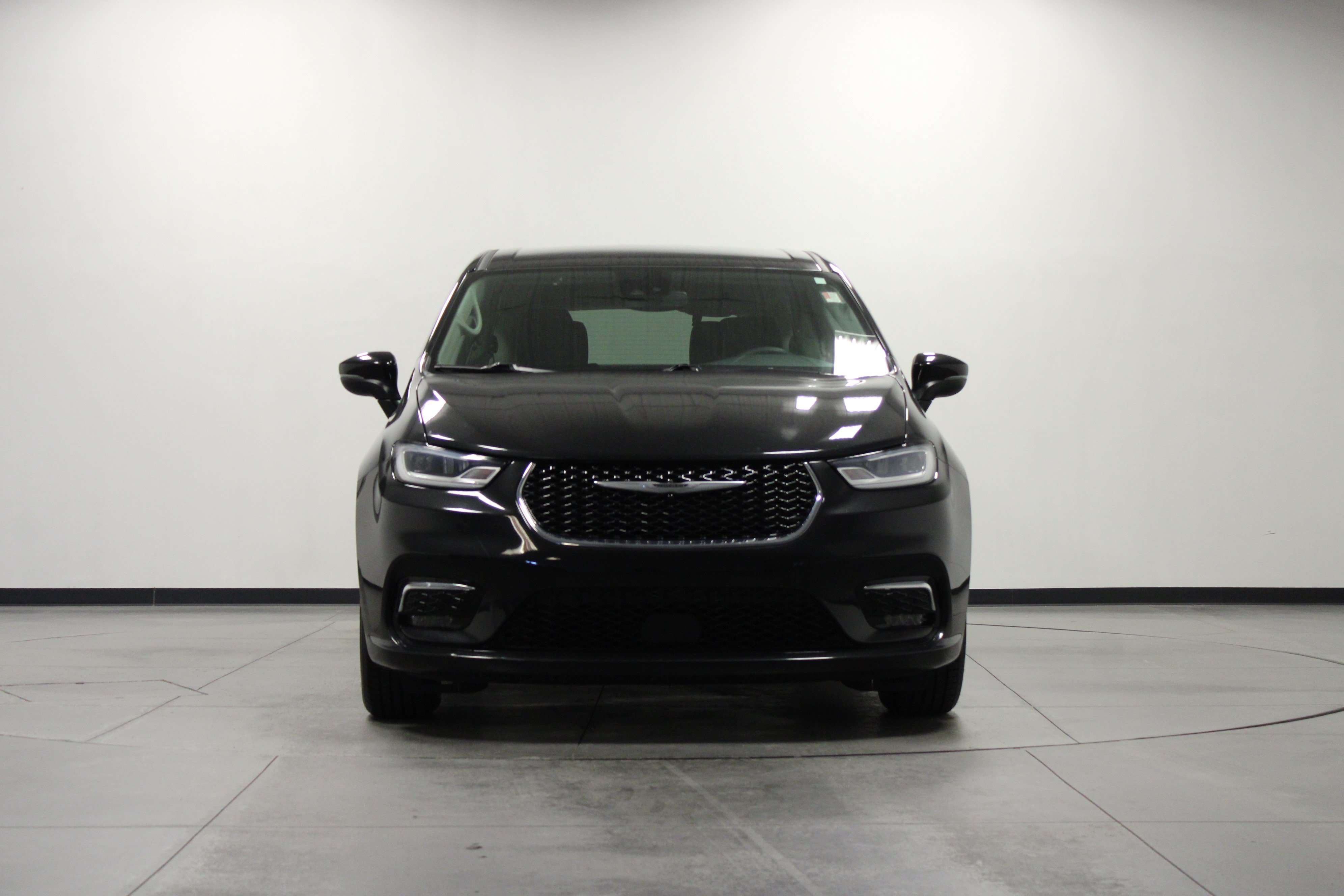 Used 2023 Chrysler Pacifica Touring-L FWD image 9