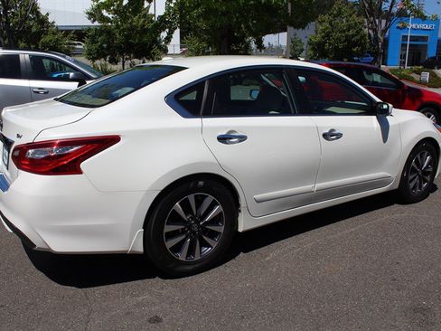 Used 2016 Nissan Altima 2.5 SV FWD image 5