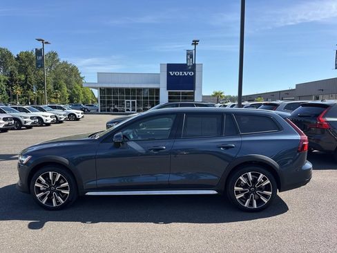 Used 2026 Volvo V60 B5 Cross Country Ultra AWD/4WD image 2