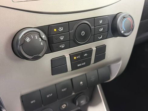 Used 2010 Ford Focus SE image 19