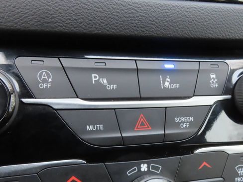 Certified 2024 Chrysler Pacifica Touring-L FWD image 10