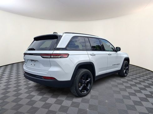 Used 2023 Jeep Grand Cherokee Altitude AWD/4WD image 9