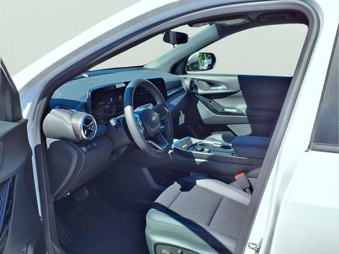 New 2026 Chevrolet Equinox LT w/ Convenience Package II FWD image 16