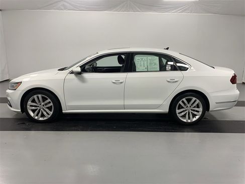 Used 2018 Volkswagen Passat 2.0T SE image 3