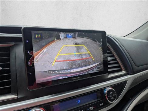 Used 2019 Toyota Highlander Limited image 18