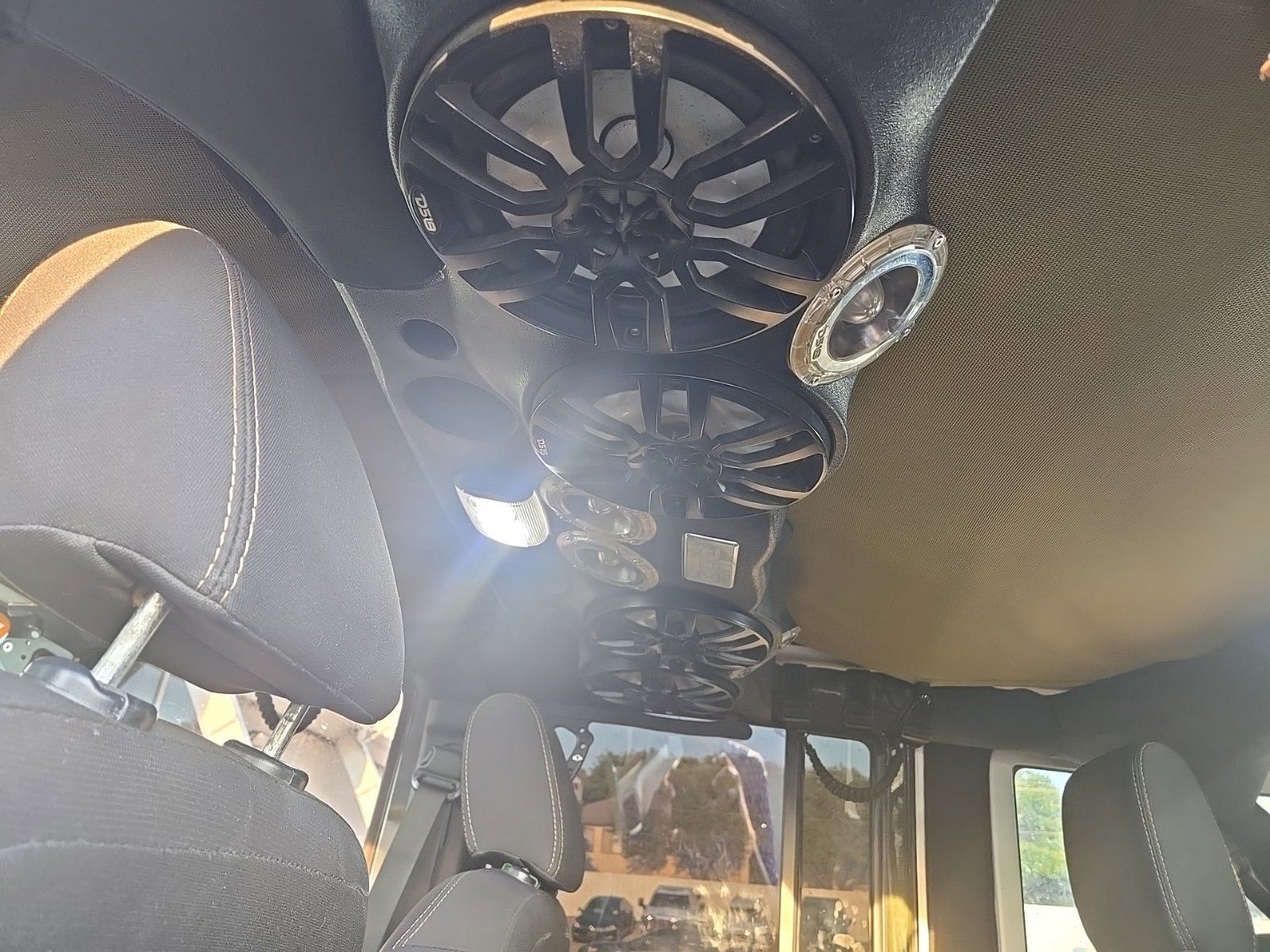 Used 2015 Jeep Wrangler Unlimited Rubicon w/ Connectivity Group AWD/4WD image 9