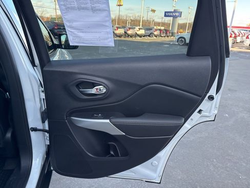 Used 2022 Jeep Cherokee Latitude w/ Sun & Sound Group image 40