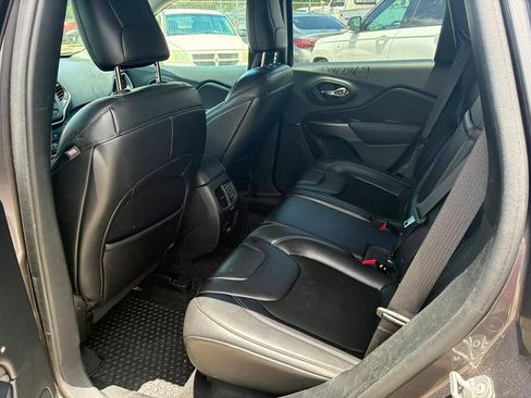 Used 2019 Jeep Cherokee Latitude Plus w/ Comfort/Convenience Group AWD/4WD image 9