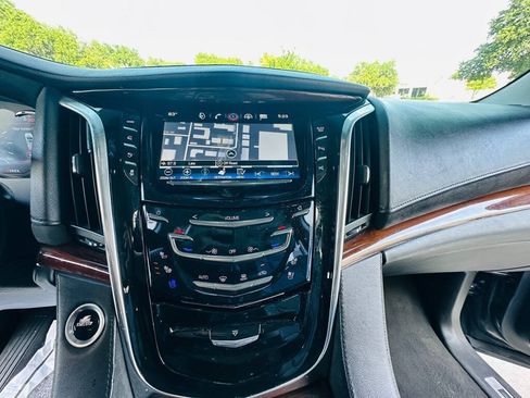 Used 2018 Cadillac Escalade 4WD image 16