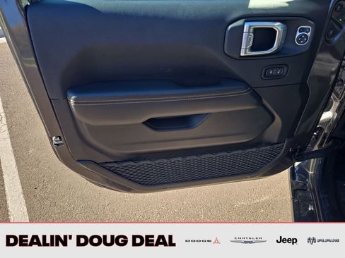 Used 2025 Jeep Wrangler Sahara image 11