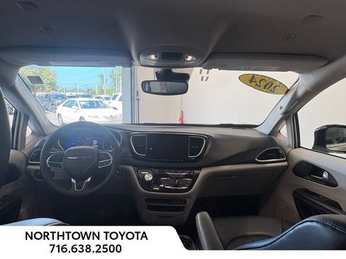 Used 2024 Chrysler Pacifica Touring-L FWD image 14