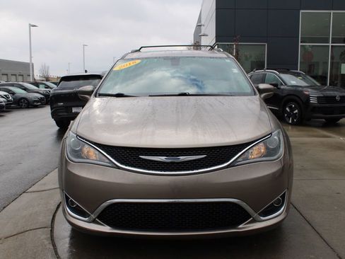 Used 2018 Chrysler Pacifica Touring-L Plus image 2