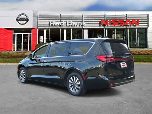 Used 2023 Chrysler Pacifica Touring-L FWD image 6