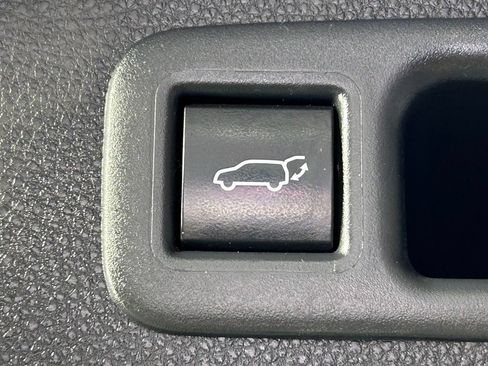 Used 2021 Toyota Highlander XLE AWD/4WD image 16