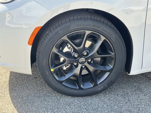 New 2026 Chrysler Pacifica Limited image 8