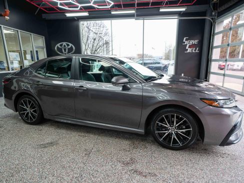 Used 2024 Toyota Camry SE image 5