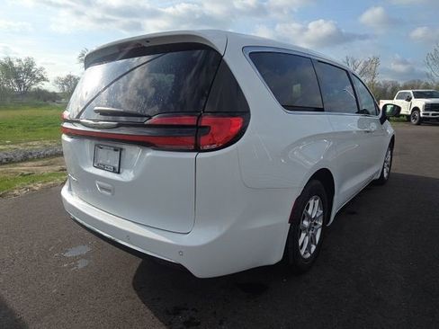 Used 2023 Chrysler Pacifica Touring-L FWD image 8