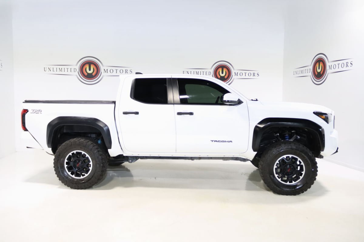 Used 2024 Toyota Tacoma TRD Off-Road AWD/4WD image 5