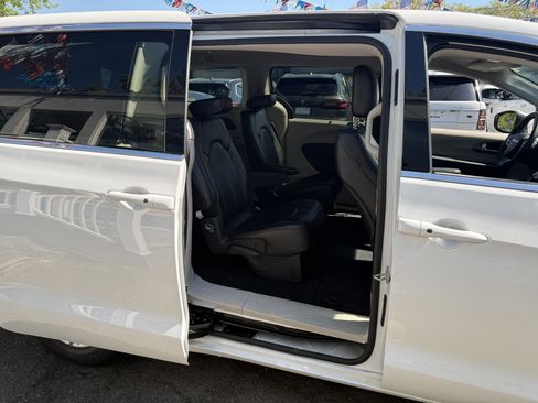 Used 2023 Chrysler Pacifica Touring-L FWD image 45