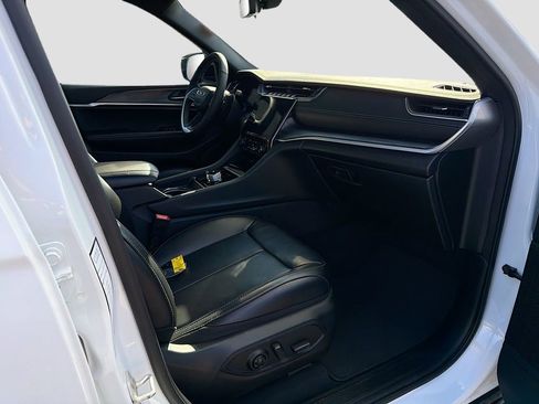 Used 2024 Jeep Grand Cherokee L Limited w/ Luxury Tech Group II image 16