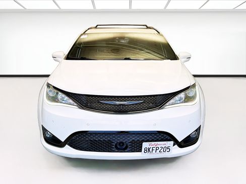 Used 2019 Chrysler Pacifica Limited w/ Advanced Safetytec Group FWD image 2