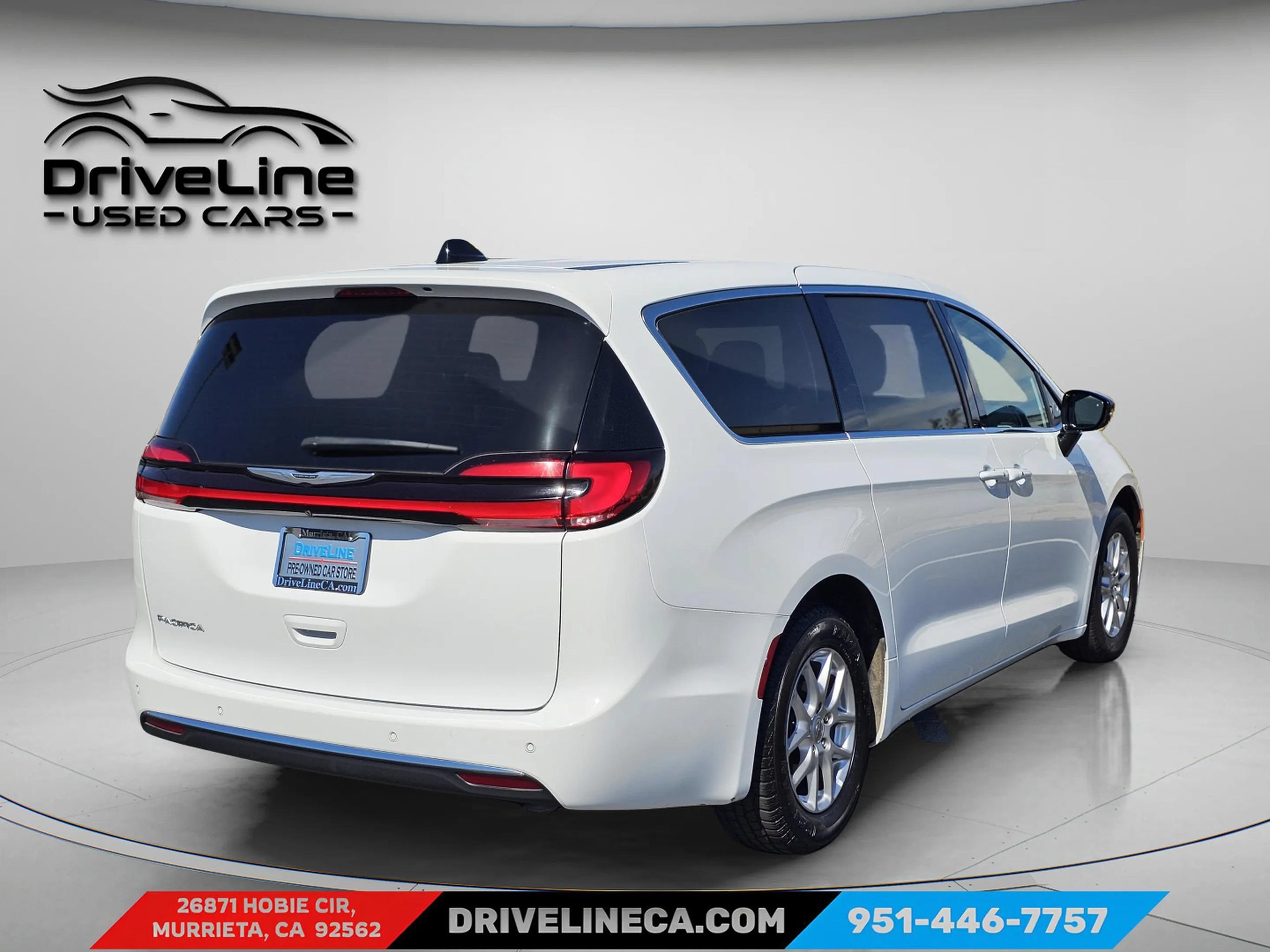 Used 2025 Chrysler Pacifica Select FWD image 12