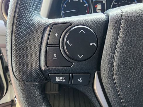 Used 2018 Toyota RAV4 LE image 19