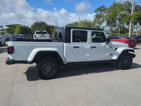 Used 2024 Jeep Gladiator Sport AWD/4WD image 5