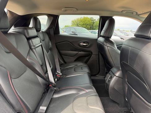 Used 2019 Jeep Cherokee Trailhawk AWD/4WD image 39