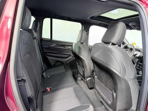 Used 2025 Jeep Grand Cherokee Laredo X image 24