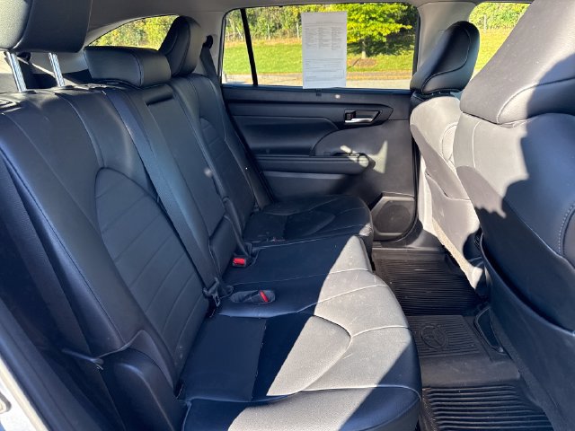 Used 2021 Toyota Highlander XLE AWD/4WD image 14