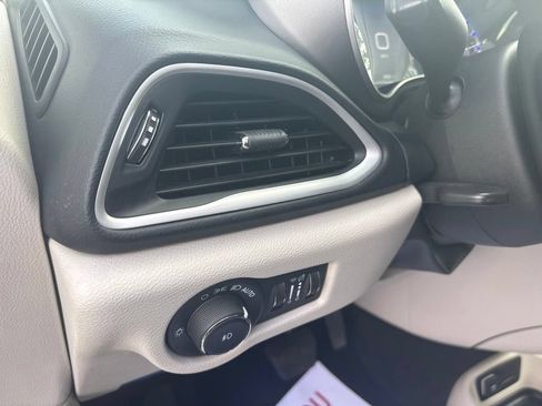 Certified 2023 Chrysler Pacifica Touring-L FWD image 17