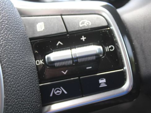 Used 2025 Kia Carnival EX FWD image 38