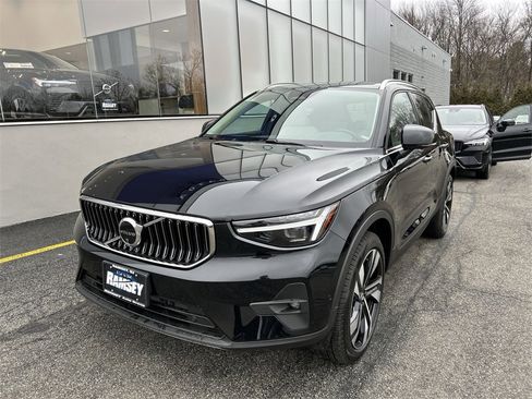 New 2025 Volvo XC40 B5 Plus w/ Climate Package image 4