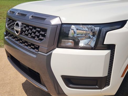 Used 2025 Nissan Frontier SV RWD image 10
