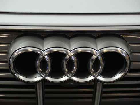 Used 2019 Audi e-tron Premium Plus image 15