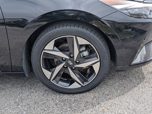 Used 2022 Hyundai Elantra Limited w/ Preferred Accessory Package FWD image 11