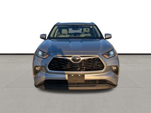 Used 2021 Toyota Highlander XLE image 2