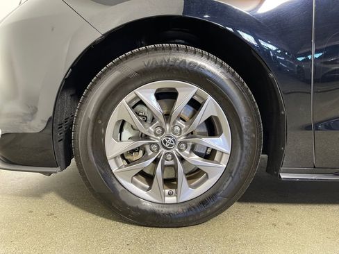 Certified 2023 Toyota Sienna XLE image 11