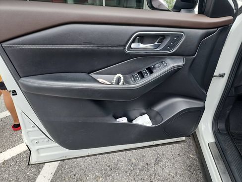 Used 2022 Nissan Rogue Platinum w/ Head-Up Display Package FWD image 11