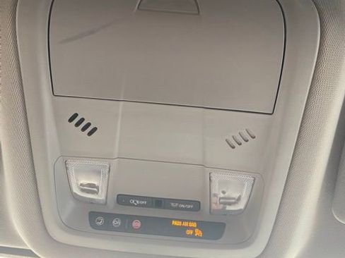 Used 2020 GMC Acadia SLE image 30