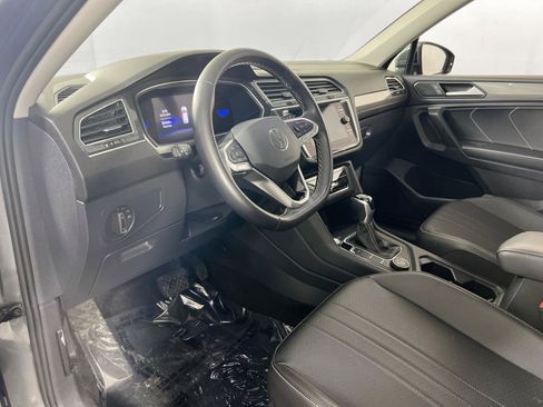 Used 2022 Volkswagen Tiguan SE image 9