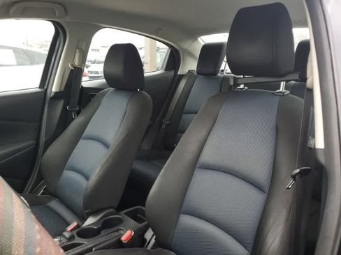 Used 2019 Toyota Yaris L image 3