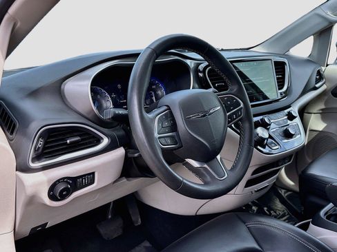 Used 2023 Chrysler Pacifica Touring-L FWD image 9