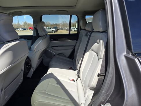 Used 2022 Jeep Grand Cherokee Overland w/ Luxury Tech Group IV image 14