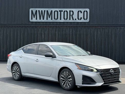 Used 2024 Nissan Altima 2.5 SV FWD image 1