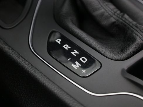 Used 2019 Jeep Cherokee Latitude Plus w/ Comfort/Convenience Group FWD image 27