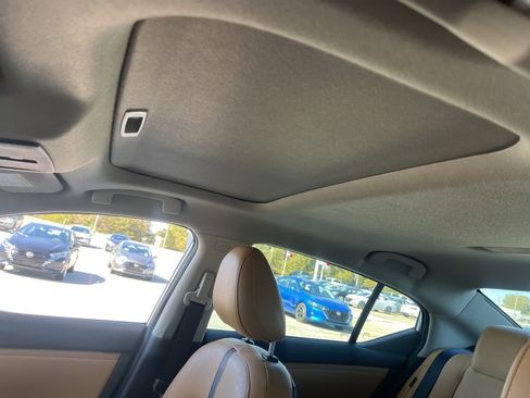 Used 2024 Nissan Sentra SV w/ SV Premium Package image 12