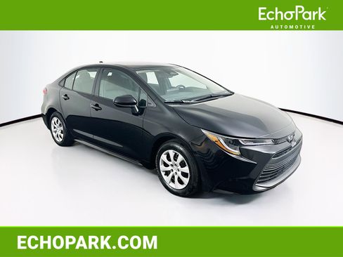 Used 2025 Toyota Corolla LE image 1